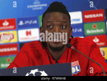 Kiew, Ukraine. 11 Dez, 2018. Lyon Bertrand Traore beobachtet, als er während der Pressekonferenz im Hyatt Regency Hotel in Kiew. der Gruppe F Champions League Fußball März zwischen Shakhtar Donetsk und Lyon morgen an der NSC Olimpiyskiy gehalten wird. Credit: Vadim Kot/SOPA Images/ZUMA Draht/Alamy leben Nachrichten Stockfoto