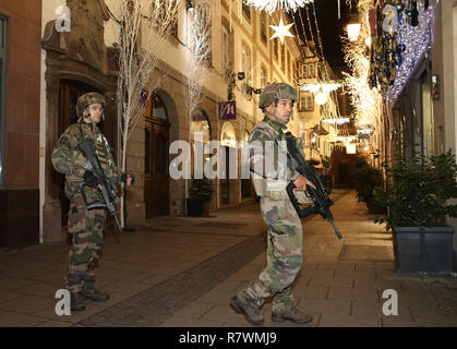 Straßburg, Frankreich. 11 Dez, 2018. Soldaten stand Guard im Zentrum von Straßburg, Frankreich, am Dez. 11, 2018. Mindestens zwei Menschen getötet und elf Bei einer Schiesserei in der Nähe ein Weihnachtsmarkt in der französischen Stadt Straßburg verwundet am Dienstag Abend, den lokalen Medien berichtet. Credit: Ihr Pingfan/Xinhua/Alamy leben Nachrichten Stockfoto