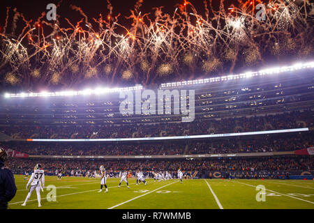 Chicago, Illinois, USA. 09 Dez, 2018. - Feuerwerk kennzeichnen den Beginn der NFL Spiel zwischen den Los Angeles Rams und Chicago Bears im Soldier Field in Chicago, IL. Fotograf: Mike Wulf Credit: Csm/Alamy leben Nachrichten Stockfoto