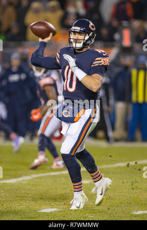 Chicago, Illinois, USA. 09 Dez, 2018. -Bears Quarterback #10 Mitchell Trubisky in Aktion während der NFL Spiel zwischen den Los Angeles Rams und Chicago Bears im Soldier Field in Chicago, IL. Fotograf: Mike Wulf Credit: Csm/Alamy leben Nachrichten Stockfoto