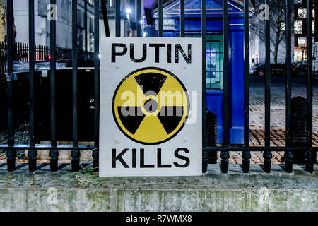 London, Großbritannien. 11. Dez 2018. Anti-Putin ukrainischen Protest außerhalb der Downing Street mit Banner #FreeSentsov am 11. Dezember 2018, London, UK. Bild Capital/Alamy leben Nachrichten Stockfoto