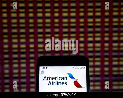 Kiew, Ukraine. 11 Dez, 2018. American Airlines Logo auf dem Smartphone angezeigt. Quelle: Igor Golovniov/SOPA Images/ZUMA Draht/Alamy leben Nachrichten Stockfoto