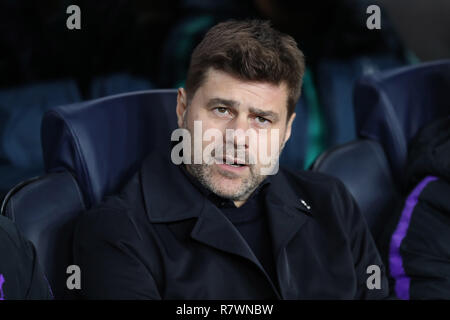 Barcelona, Spanien. 11 Dez, 2018. Dezember 10, 2018 - Barcelona, Spanien - Cheftrainer Mauricio Pochettino von Tottenham während der UEFA Champions League, Gruppe B Fußballspiel zwischen dem FC Barcelona und Tottenham Hotspur am 11. Dezember 2018 im Camp Nou Stadion in Barcelona, Spanien Quelle: Manuel Blondeau/ZUMA Draht/Alamy leben Nachrichten Stockfoto