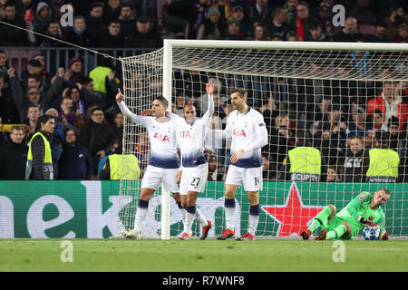 Barcelona, Spanien. 11 Dez, 2018. Dezember 10, 2018 - Barcelona, Spanien - Lucas Moura von Tottenham feiert mit Erik Lamela und Fernando Llorente, nachdem sie die ausgleichende Ziel, während Torhüter Jasper Cillessen von Barcelona während der UEFA Champions League, Gruppe B Fußballspiel zwischen dem FC Barcelona und Tottenham Hotspur am 11. Dezember 2018 im Camp Nou Stadion in Barcelona, Spanien Quelle: Manuel Blondeau/ZUMA Draht/Alamy Leben Nachrichten niedergeschlagen sieht Stockfoto