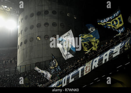 Mailand, Italien. 11. Dezember, 2018. Inter Mailand ultras Nord Unterstützer wave Flags während der UEFA Champions League football Match, Inter Mailand vs PSV Eindhoven im San Siro Meazza Stadion in Mailand, Italien am 11. Dezember 2018 Quelle: Piero Cruciatti/Alamy leben Nachrichten Stockfoto