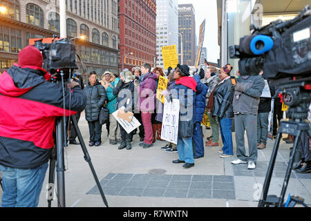 Cleveland, Ohio, USA, 11 Dez, 2018. Die Demonstranten konvergieren auf der East 9th Street in der Innenstadt von Cleveland, Ohio außerhalb des Cuyahoga County Verwaltungsgebäude der "unmenschlichen Bedingungen" der Gefängnis sowie zu protestieren, den Tod von 7 Insassen, die in den letzten 6 Monaten. Die Demonstranten gehören diejenigen, die lieben, die in der Versorgung von Cuyahoga County Jails enthalten. Ein Zeichen enthält die Namen all derer, die in ihrem Gewahrsam, die eine Überprüfung der Gefängnis in eine vernichtende Bericht des U.S. Marshals resultierende ausgelöst gestorben sind. Credit: Mark Kanning/Alamy leben Nachrichten Stockfoto