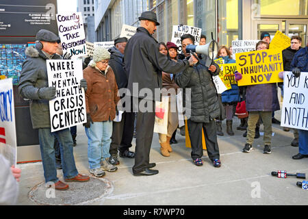 Cleveland, Ohio, USA, 11 Dez, 2018. Die Demonstranten versammeln sich außerhalb des Cuyahoga County Verwaltung Gebäude vor ihrer Teilnahme an der Sitzung des Rates, dass Gefängnis Bedingungen sprechen wird. Sieben Insassen im Cuyahoga County Jails innerhalb einer Frist von sechs Monaten und die US-Marshals Bericht am 21. November 2018 freigegeben, gestorben sind, war eine vernichtende. Credit: Mark Kanning/Alamy leben Nachrichten Stockfoto