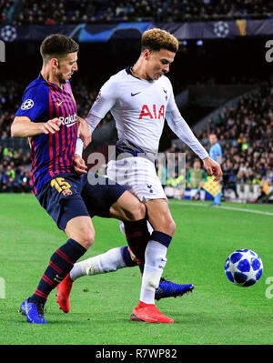 Barcelona. 11 Dez, 2018. FC Barcelona Clement Lenglet (L) Mias mit Tottenham Hotspur der Dele Alli während der UEFA Champions League Gruppe B Match zwischen dem FC Barcelona und Tottenham Hotspur in Barcelona, Spanien am Dez. 11, 2018. Das Spiel endete 1-1. Credit: Joan Gosa/Xinhua/Alamy leben Nachrichten Stockfoto