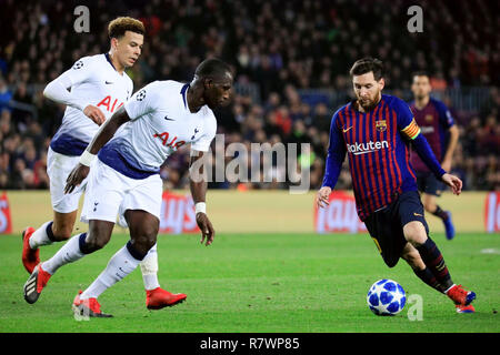 Barcelona. 11 Dez, 2018. Barcelonas Lionel Messi (R) konkurriert während der UEFA Champions League Gruppe B Match zwischen dem FC Barcelona und Tottenham Hotspur in Barcelona, Spanien am Dez. 11, 2018. Das Spiel endete 1-1. Credit: Joan Gosa/Xinhua/Alamy leben Nachrichten Stockfoto