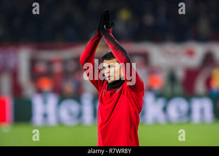 Rajko Mitic Stadion, Belgrad, Serbien. 11 Dez, 2018. Thiago Silva von Paris Saint-Germain begrüßt die Fans Quelle: Nikola Krstic/Alamy leben Nachrichten Stockfoto