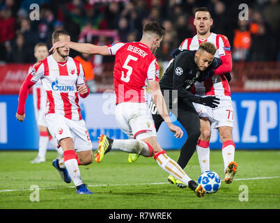 Rajko Mitic Stadion, Belgrad, Serbien. 11 Dez, 2018. 11. Dezember 2018, Rajko Mitic Stadion, Belgrad, Serbien; UEFA Champions League Fußball, Roter Stern Belgrad gegen Paris Saint-Germain; Neymar von Paris Saint-Germain in Aktion gegen Milos Degenek von Roter Stern Belgrad und Marko Gobeljic von Roter Stern Belgrad Credit: Nikola Krstic/Alamy leben Nachrichten Stockfoto