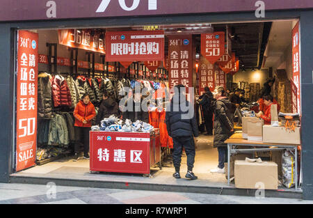Chengdu Chengdu, China. 12 Dez, 2018. Chengdu, China - Geschäfte mit Kunden während der Doppel 12 Shopping Festival in Chengdu, Southwest ChinaÃ¢â'¬â"¢s Provinz Sichuan überfüllt. Credit: SIPA Asien/ZUMA Draht/Alamy leben Nachrichten Stockfoto