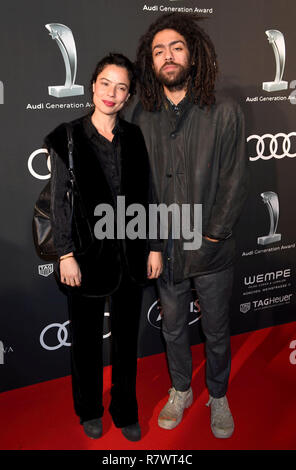 11. Dezember 2018, Bayern, München: Noah Becker und seine Freundin Taina zur Zeremonie der "Audi Generation Award" im Bayerischen Hof kommen. Foto: Felix Hörhager/dpa Stockfoto