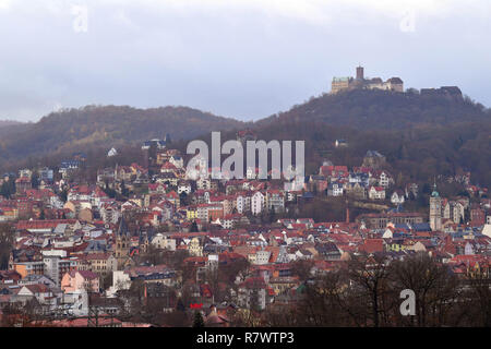 Eisenach, Deutschland. 11 Dez, 2018. Die Wartburg liegt über den Dächern der Stadt thront. An diesem Tag, eine Entscheidung könnte im Rathaus über die lange diskutierte Fusion von Eisenach und die Wartburg Bezirk gemacht werden. Der Rat der Stadt will wieder mit der Aufgabe der Status von Eisenach als eigenständige Stadt und die Integration in den Stadtteil beschäftigen. Foto: Martin Schutt/dpa-Zentralbild/ZB/dpa/Alamy leben Nachrichten Stockfoto