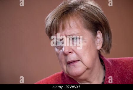 Berlin, Deutschland. 12 Dez, 2018. Bundeskanzlerin Angela Merkel (CDU) wartet auf den Beginn der Kabinettssitzung im Kanzleramt. Quelle: Michael Kappeler/dpa/Alamy leben Nachrichten Stockfoto