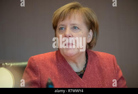 Berlin, Deutschland. 12 Dez, 2018. Bundeskanzlerin Angela Merkel (CDU) zu Beginn der Sitzung des Bundeskabinetts im Kanzleramt. Quelle: Michael Kappeler/dpa/Alamy leben Nachrichten Stockfoto