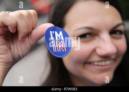 London, Großbritannien. 23. Juni 2016. Ein Aktivist der "Großbritannien stärker in Europa'-Kampagne hält ein Aufkleber mit der Aufschrift 'ICH' am Tag des EU-Referendums bin, in London, Großbritannien, 23. Juni 2016. Briten sind, ob in oder Verlassen der EU in einem Referendum am gleichen Tag zu bleiben, zu stimmen. Quelle: MICHAEL KAPPELER/dpa | Verwendung weltweit/dpa/Alamy leben Nachrichten Stockfoto