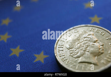 Kempten, Deutschland. 2 Apr, 2017. Abbildung - ein einpfundstück liegt auf einer europäischen Flagge, in Kempten, Deutschland, 2. April 2017 fotografiert. Foto: Karl-Josef Hildenbrand/dpa | Verwendung weltweit/dpa/Alamy leben Nachrichten Stockfoto