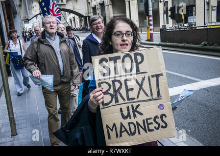 Anti-Brexit Aktivisten beteiligen Sie sich im März gegen Brexit vor der EU-Zentrale in Brüssel, Belgien, am 05.09.2017 von Wiktor Dabkowski | Verwendung weltweit Stockfoto