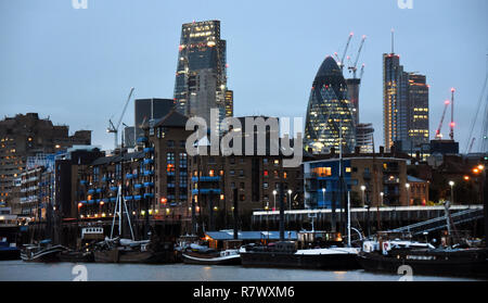 London, Großbritannien. 20 Aug, 2017. Schiffe Kreuzfahrt auf der Themse mit Hochhäusern und "Die Gerkin" (2-R) Kennzeichnung der Hintergrund in London, England, 20. August 2017. Das Gebäude ist 180 Meter hoch und wurde von Ken Shuttleworth und Norman Foster gebaut. - Keine LEITUNG SERVICE-Credit: Waltraud Grubitzsch/dpa-Zentralbild/dpa | Verwendung weltweit/dpa/Alamy leben Nachrichten Stockfoto