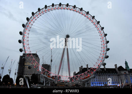 London, Großbritannien. 20 Aug, 2017. Blick auf das London Eye (L), Europas größtem Riesenrad auf 135 Meter, in London, Großbritannien, 20. August 2017. Das London Eye wurde im Jahr 2000 eröffnet. Credit: Waltraud Grubitzsch/dpa-Zentralbild/dpa | Verwendung weltweit/dpa/Alamy leben Nachrichten Stockfoto