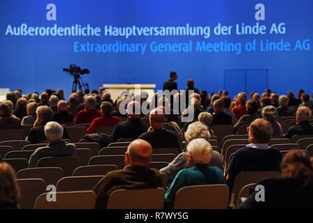 München, Deutschland. 12 Dez, 2018. Auditorium, Übersicht, Aktionäre, die LINDE GROUP Außerordentliche Hauptversammlung 2018 am 12.12.2018 in München | Verwendung der weltweiten Kredit: dpa/Alamy leben Nachrichten Stockfoto