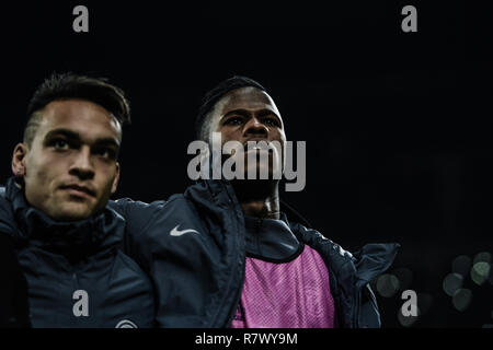 Mailand, Italien. 11. Dez 2018. Vorwärts Lautaro Martínez (Inter) und Vorwärts Keita Klingenwechsel (Inter)vor dem UEFA Champions League football Match, Inter Mailand vs PSV Eindhoven im San Siro Meazza Stadion in Mailand, Italien am 11. Dezember 2018 Quelle: Piero Cruciatti/Alamy leben Nachrichten Stockfoto