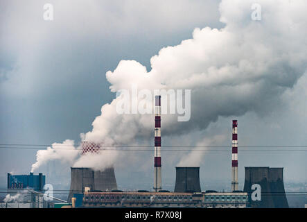 Bedzin, Polen. 12 Dez, 2018. Rauch steigt aus den Schornsteinen der Lagisza Kohlekraftwerk in der Nähe von Katowice. Der UN-Klimagipfel zum Klimawandel wird Platz in der südlichen polnischen Stadt nehmen bis zum 14. Dezember. Credit: Monika Skolimowska/dpa-Zentralbild/dpa/Alamy leben Nachrichten Stockfoto