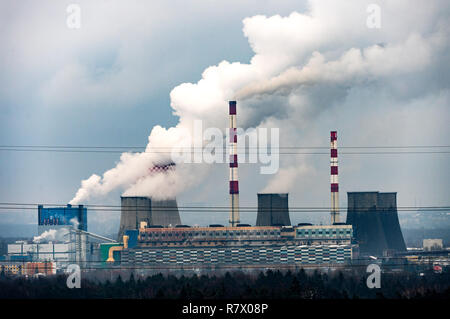 Bedzin, Polen. 12 Dez, 2018. Rauch steigt aus den Schornsteinen der Lagisza Kohlekraftwerk in der Nähe von Katowice. Der UN-Klimagipfel zum Klimawandel wird Platz in der südlichen polnischen Stadt nehmen bis zum 14. Dezember. Credit: Monika Skolimowska/dpa-Zentralbild/dpa/Alamy leben Nachrichten Stockfoto