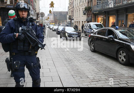 Straßburg, Frankreich. 12 Dez, 2018. Ein Polizist Patrouillen im Zentrum von Straßburg, Frankreich Am Dez. 12, 2018. Die französische Polizei sucht einen Amokläufer, nachdem er mindestens 4 Menschen und verletzte 13 andere Dienstag Abend in der Nähe ein Weihnachtsmarkt in Straßburg an der Deutschen Grenze getötet. Credit: Ihr Pingfan/Xinhua/Alamy leben Nachrichten Stockfoto