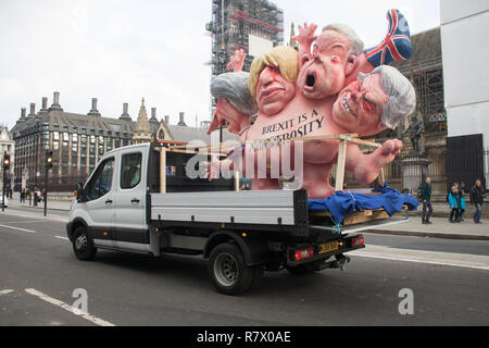 London UK. 12. Dezember 2018. Ein van, die Bildnisse von Prime Minsiter Theresa May, Boris Johnson und Michael Gove außerhalb des Parlaments. Premierminister Theresa May Gesichter ein Misstrauensvotum nach der erforderlichen Anzahl der Briefe wurden an den Vorsitzenden des Ausschusses 1922 Sir Graham Brady eingereicht Auslösen einer Führung der Credit: Amer ghazzal/Alamy leben Nachrichten Stockfoto