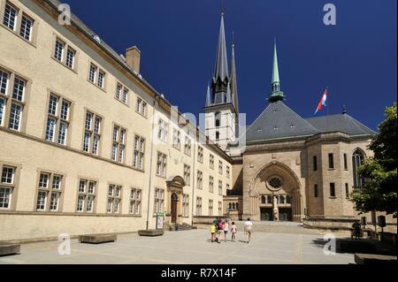 Luxemburg, Luxemburg Stadt, die Kathedrale von Notre Dame de Luxemburg, Vorplatz mit auf der linken Seite das Gebäude der ehemaligen Hochschule Stockfoto