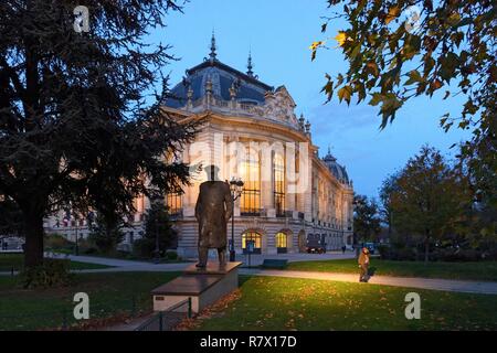 Frankreich, Paris, Bereich als Weltkulturerbe von der UNESCO, Winston Churchill Avenue, Statue von Churchill vor dem Petit Palais von Architekt Charles Girault Gehäuse der Stadt Paris Museum der Schönen Künste Stockfoto