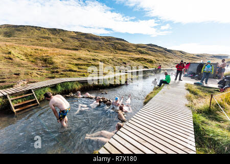 Hveragerdi, Island - 18. September 2018: Viele Menschen Baden in heißen Quellen auf Trail im Reykjadalur, im Herbst Tag im Süden Islands, goldene circl Stockfoto