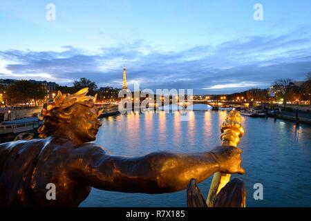 Frankreich, Paris (75), Zone classée Patrimoine Mondial de l'Unesco, Les Berges de la Seine avec la Statue de la Nymphe de la Néva sur le Pont Alexandre III et la Tour Eiffel en arrière-Plan (© SETE - Pierre Bideau Illuminationen) Stockfoto