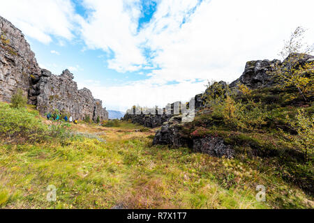 Der Nationalpark Thingvellir gras Herbst pflanzen während Tag Landschaft, Menschen zu Fuß auf Canyon Trail in Island, Golden Circle Route Stockfoto