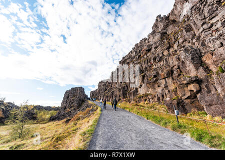 Thingvellir, Island - 20. September 2018: Nationalpark canyon Wasserscheide Platte während Tag Landschaft, Menschen zu Fuß auf den Weg von Golden circl Stockfoto