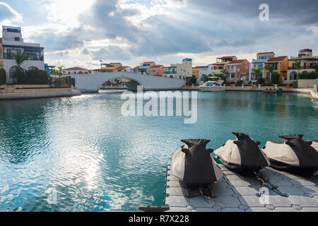 Schöne Marina in der Stadt Limassol in Zypern mit Jet Ski's in den Vordergrund und luxuriöse Residenzen im Hintergrund. Es besteht aus einem Neu deve Stockfoto