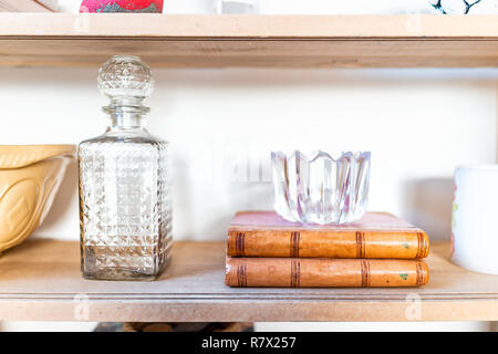 Modernes Haus Wohnzimmer Küche Dekoration Einrichtung mit leeren Glas Flasche, Bücher, Kristall, Schüssel, Tassen und Sonnenlicht, Staging Home Interior im Regal Stockfoto