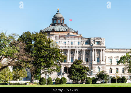 US National Bibliothek des Kongresses Kuppel außen mit amerikanischer Flagge schwenkten in Washington DC, USA auf dem Capitol Hill, Spalten, Fassade Landschaft bauen Stockfoto