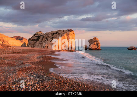 Schönen Nachmittag mit Blick auf den Strand um Petra tou Romiou, in Paphos, Zypern. Es gilt als Geburtsort der Aphrodite ist in der griechischen Mythologie. Stockfoto