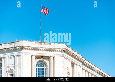 Washington DC, USA US-Kongress auf dem Capitol Hill, Russell Senate Office Building Äußeres mit wehende amerikanische Flagge auf der Pole vor blauem Himmel Stockfoto