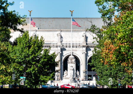 Washington DC, USA - 12. Oktober 2018: Union Station mit Verkehr Autos auf der Straße, Gestaltung von Bäumen im Herbst Herbst Jahreszeit, Straße, Eingang exteri Stockfoto