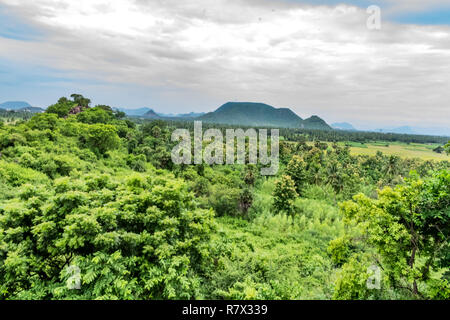 Grüne Waldtäler und Berge im Sommer, blauer Himmel mit weißen Wolken. Stockfoto