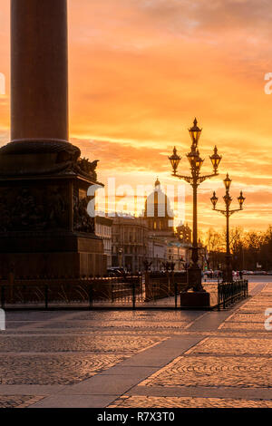 Sonnenuntergang auf dem Palastplatz in St. Petersburg, ein goldener Sonnenuntergang mit Blick auf die Isaakskathedrale Stockfoto