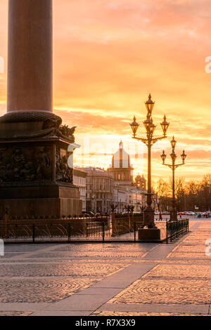 Sonnenuntergang auf dem Palastplatz in St. Petersburg, ein goldener Sonnenuntergang mit Blick auf die Isaakskathedrale Stockfoto