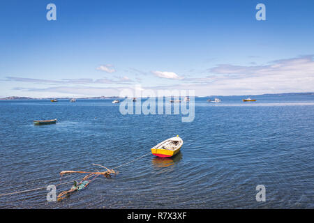 Boote bei Tenaun Bucht - Tenaun, Insel Chiloe, Chile Stockfoto