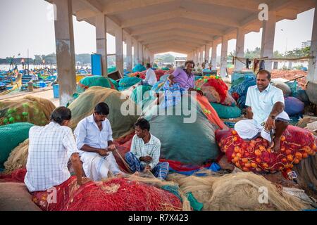 Indien, Bundesstaat Kerala, Cannamore oder Kannur, Ayikkara Fischerhafen in Mappila Bay, die Fischer ihre Netze reparieren Stockfoto