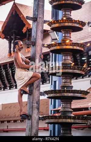 Indien, Bundesstaat Kerala, Guruvayur, Wallfahrtsort rund um Sri Krishna Tempel, brahmane Beleuchtung - Lampen Stockfoto