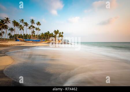 Indien, Bundesstaat Kerala, Varkala, schwarzen Strand, schwarzer Sandstrand von einer radioaktiven Stoff, Thoriumoxid Stockfoto